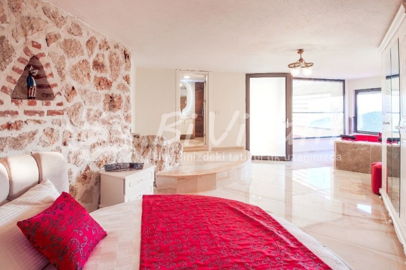 Villa Stone Heart